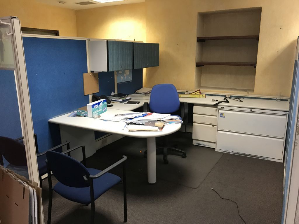 Lote 128 Estación de trabajo para 14 personas y archiveros metálicos - Imagen 2