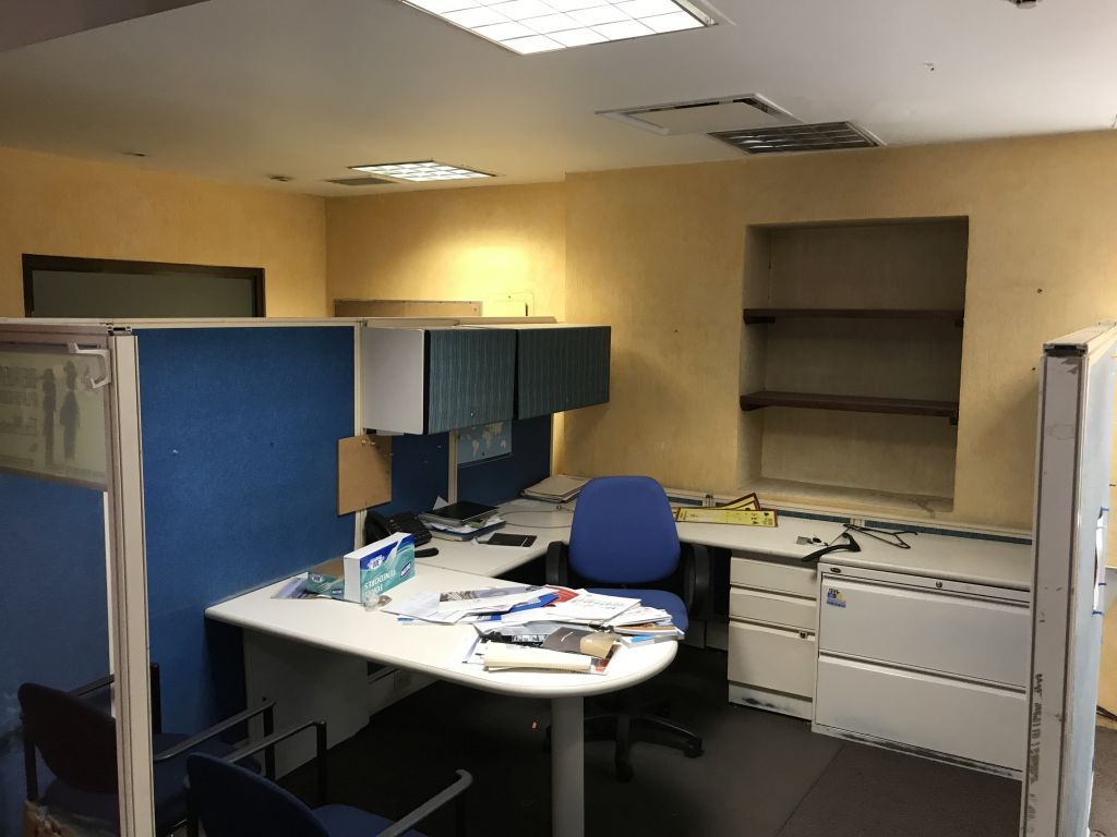 Lote 128 Estación de trabajo para 14 personas y archiveros metálicos - Imagen 3
