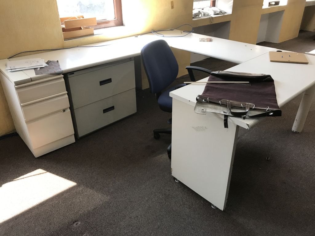 Lote 128 Estación de trabajo para 14 personas y archiveros metálicos - Imagen 4