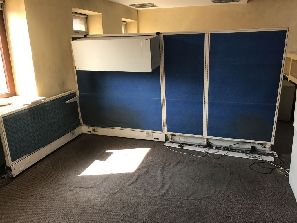 Lote 128 Estación de trabajo para 14 personas y archiveros metálicos - Imagen 5