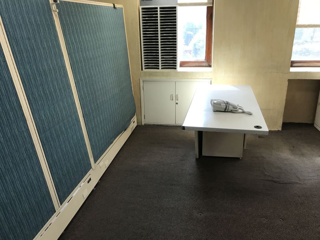Lote 128 Estación de trabajo para 14 personas y archiveros metálicos - Imagen 6