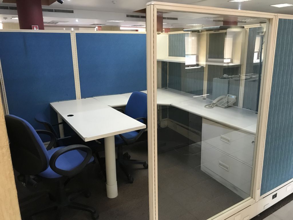 Lote 128 Estación de trabajo para 14 personas y archiveros metálicos - Imagen 7