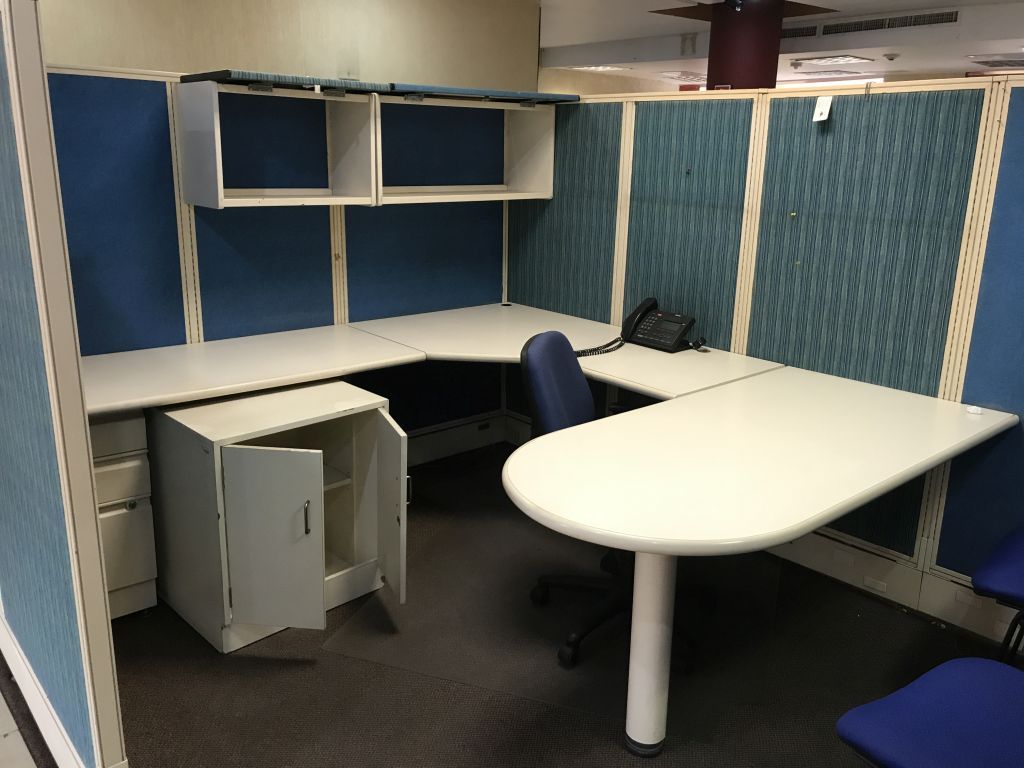 Lote 128 Estación de trabajo para 14 personas y archiveros metálicos