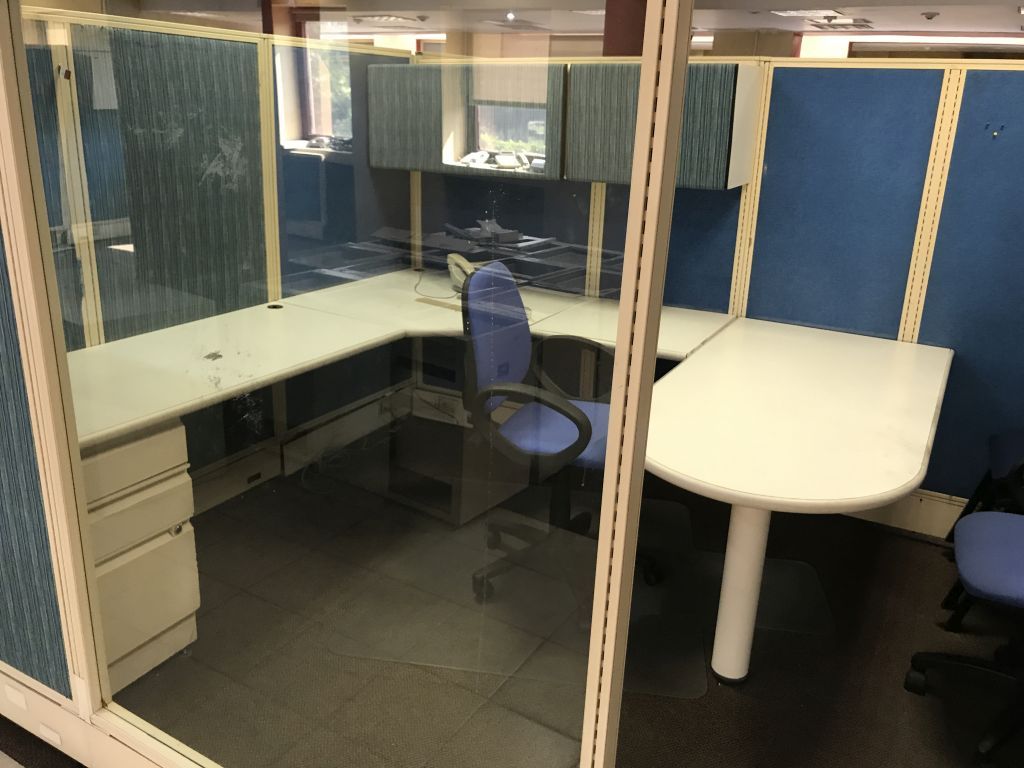 Lote 128 Estación de trabajo para 14 personas y archiveros metálicos - Imagen 10