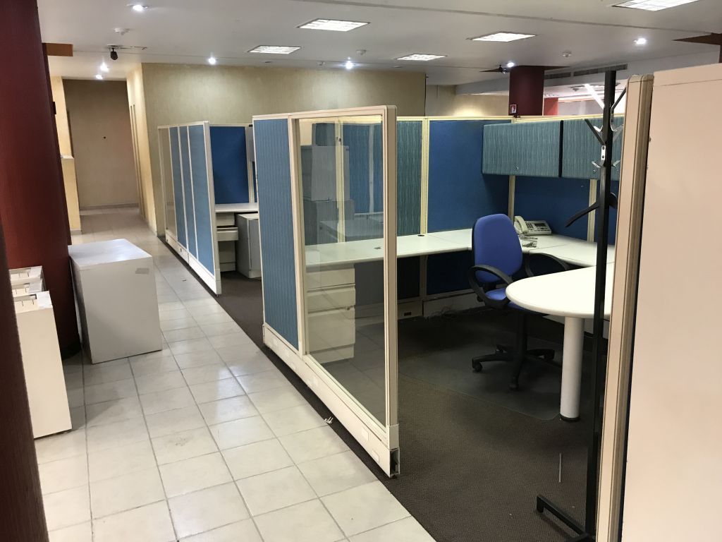Lote 128 Estación de trabajo para 14 personas y archiveros metálicos - Imagen 11