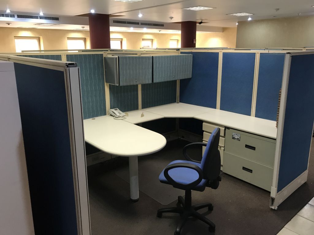 Lote 128 Estación de trabajo para 14 personas y archiveros metálicos - Imagen 12