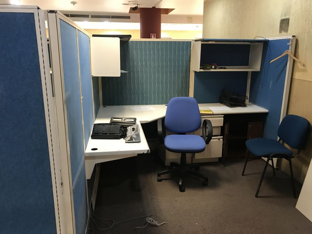 Lote 128 Estación de trabajo para 14 personas y archiveros metálicos - Imagen 15