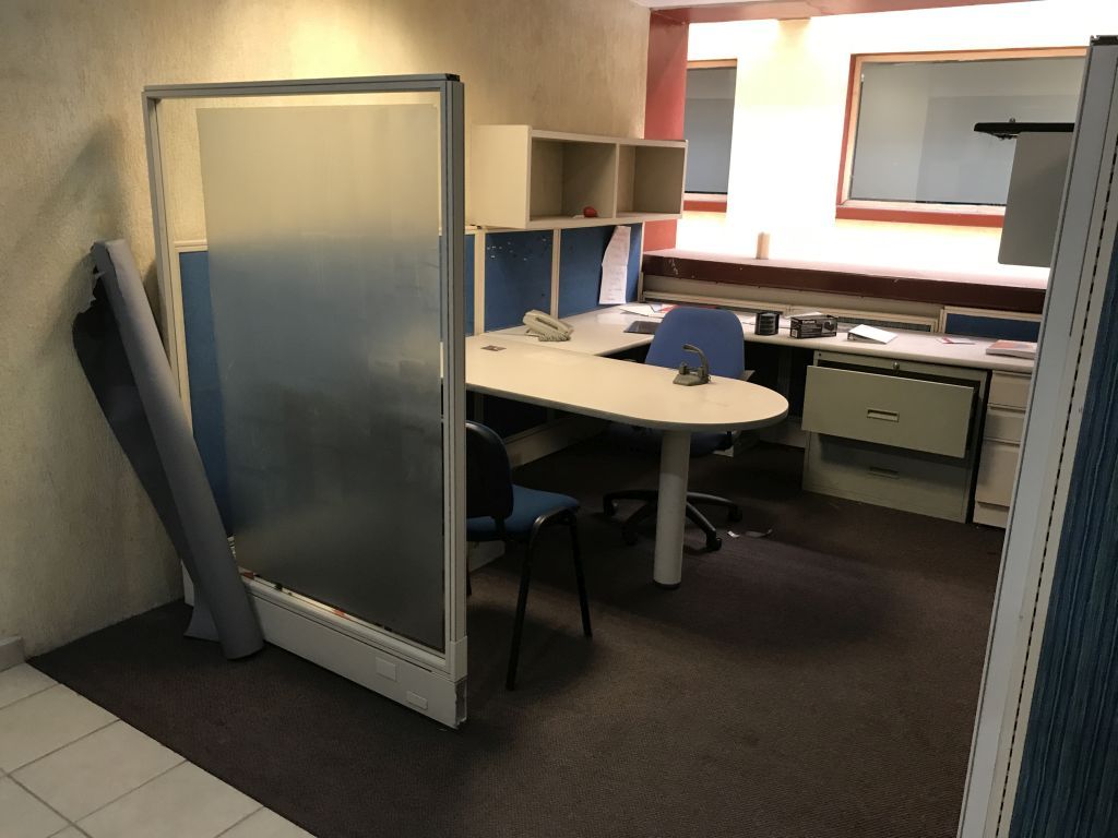 Lote 128 Estación de trabajo para 14 personas y archiveros metálicos - Imagen 16
