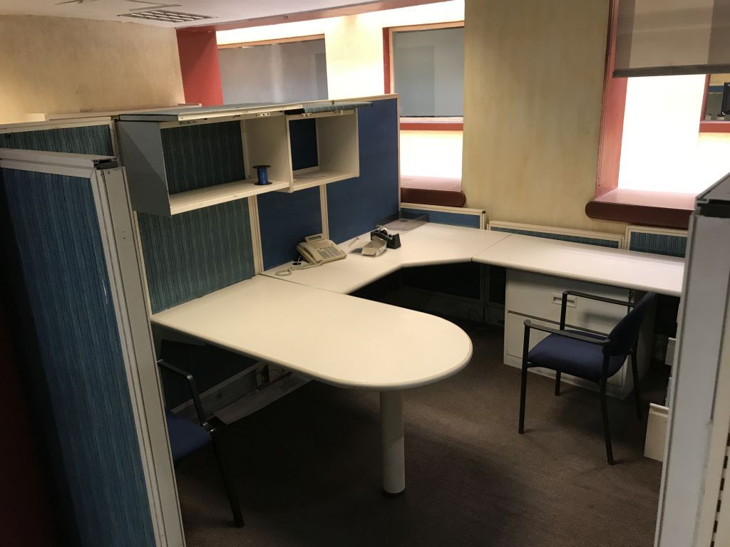 Lote 128 Estación de trabajo para 14 personas y archiveros metálicos - Imagen 17