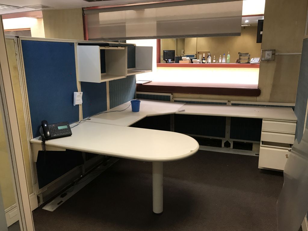 Lote 128 Estación de trabajo para 14 personas y archiveros metálicos - Imagen 19