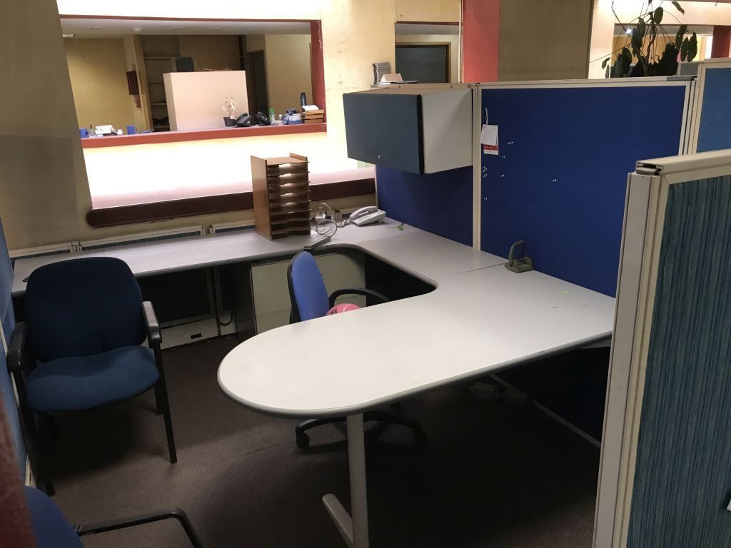 Lote 128 Estación de trabajo para 14 personas y archiveros metálicos - Imagen 20