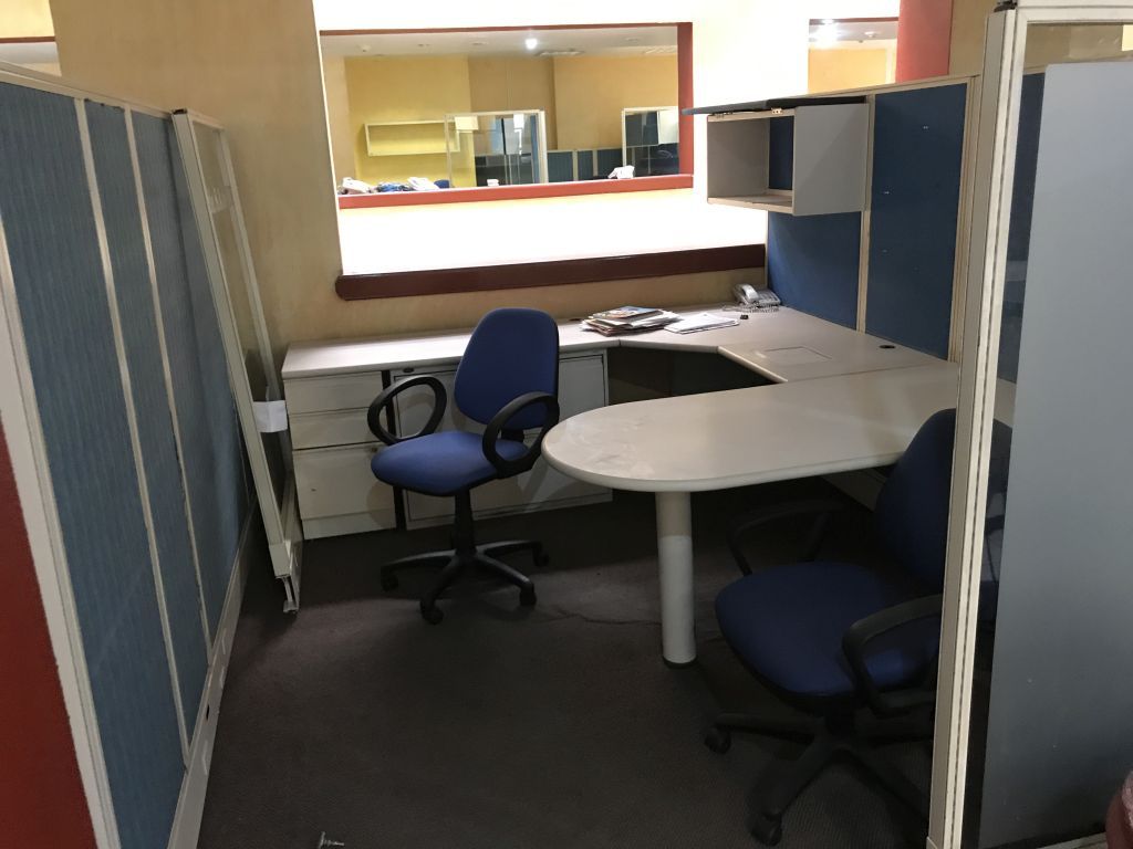 Lote 128 Estación de trabajo para 14 personas y archiveros metálicos - Imagen 21