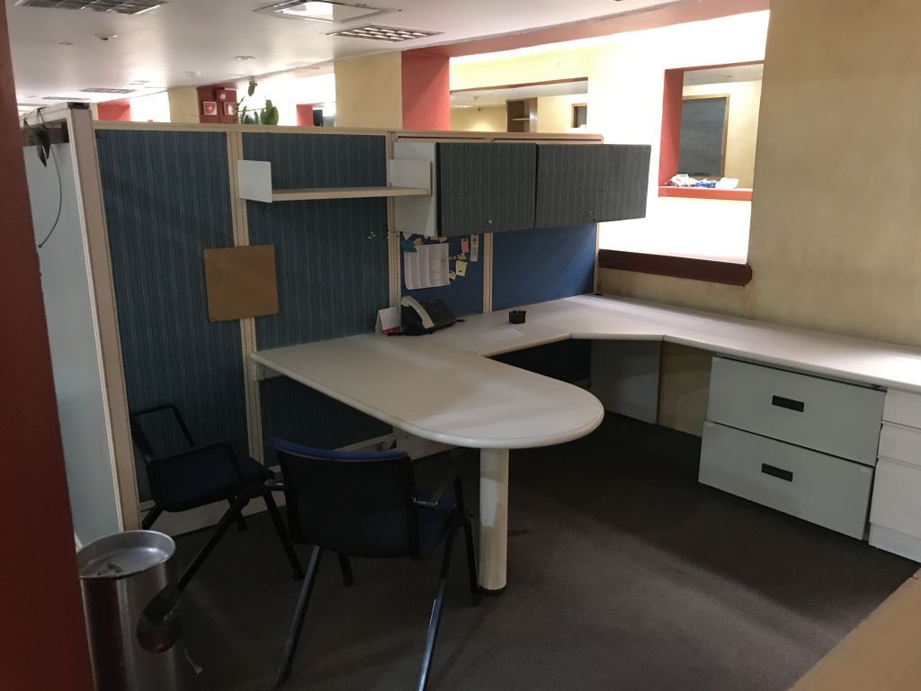 Lote 128 Estación de trabajo para 14 personas y archiveros metálicos - Imagen 23