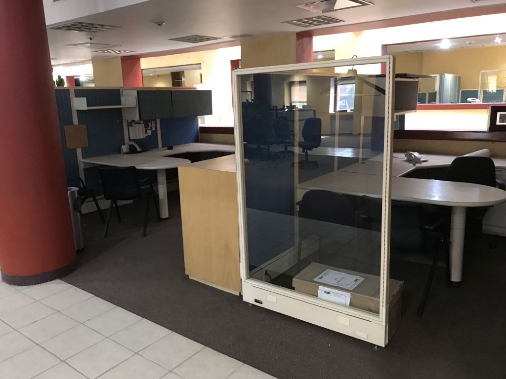Lote 128 Estación de trabajo para 14 personas y archiveros metálicos - Imagen 24