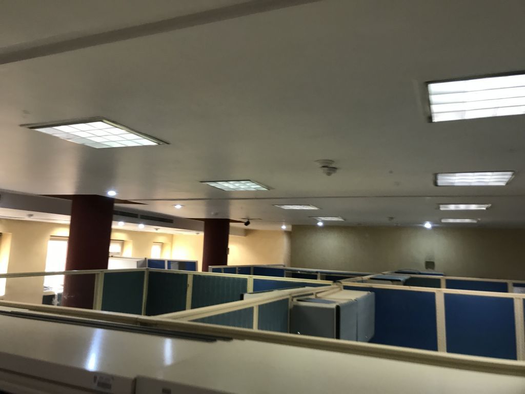 Lote 128 Estación de trabajo para 14 personas y archiveros metálicos - Imagen 25