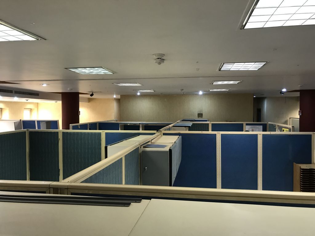 Lote 128 Estación de trabajo para 14 personas y archiveros metálicos - Imagen 26