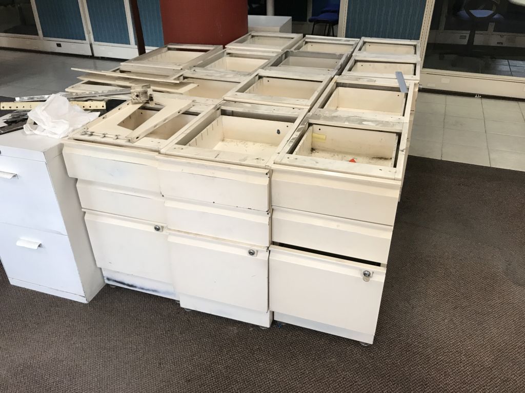 Lote 128 Estación de trabajo para 14 personas y archiveros metálicos - Imagen 27
