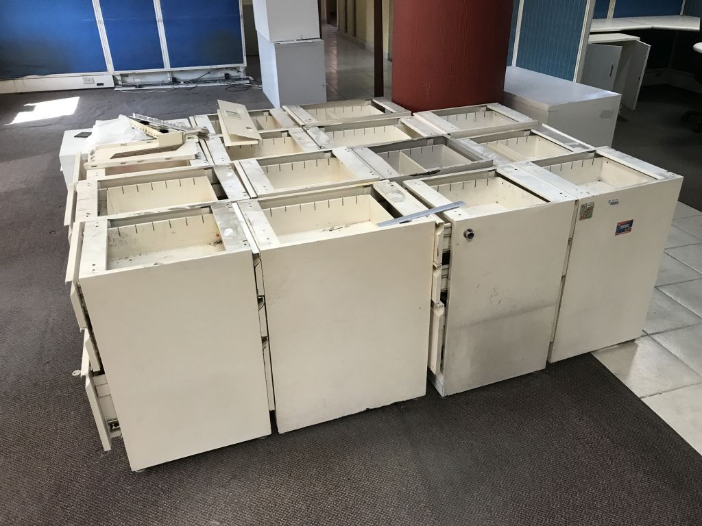 Lote 128 Estación de trabajo para 14 personas y archiveros metálicos - Imagen 13