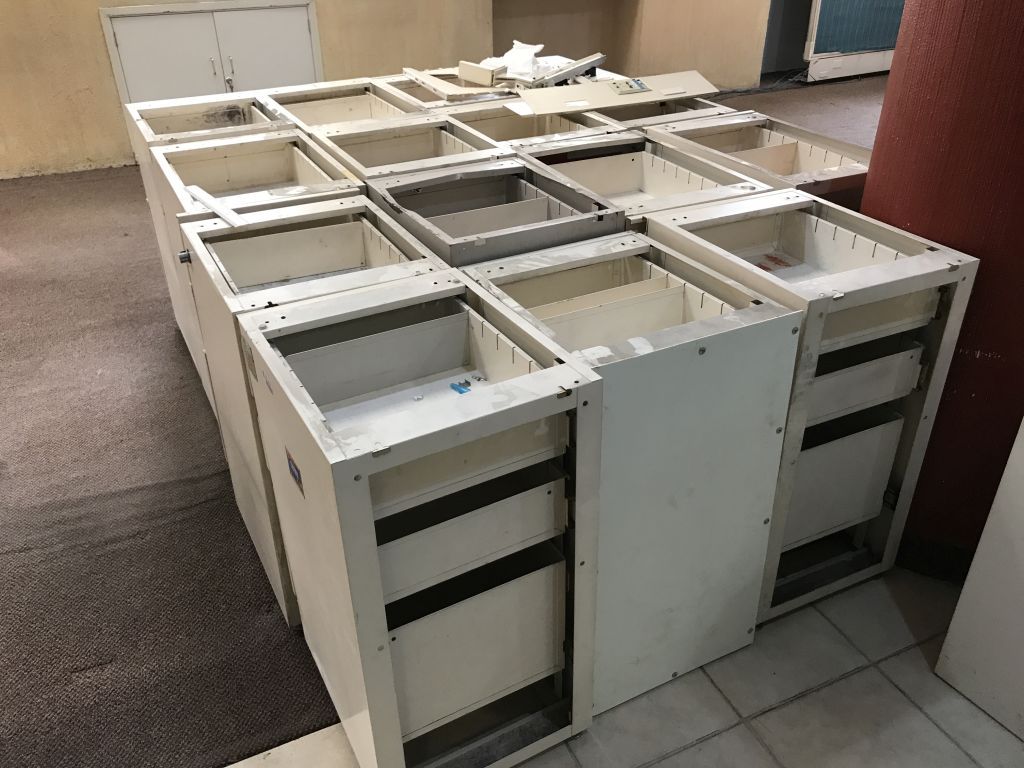 Lote 128 Estación de trabajo para 14 personas y archiveros metálicos - Imagen 18