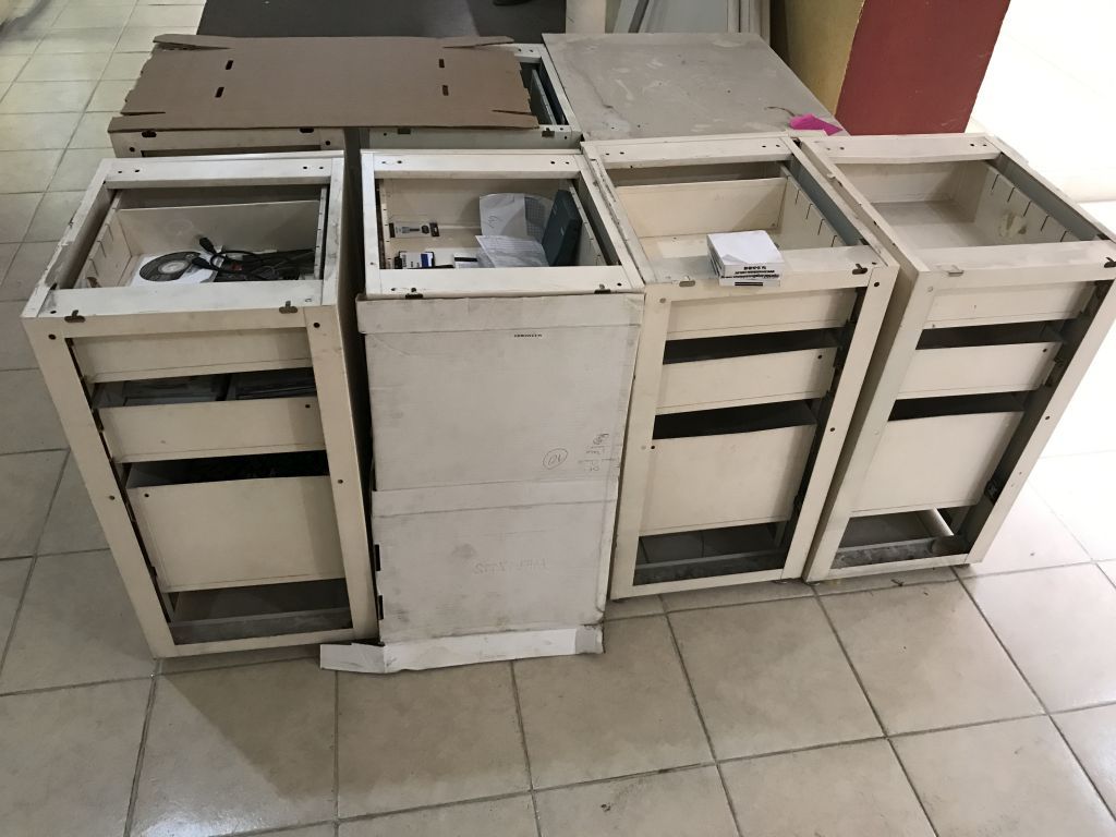Lote 128 Estación de trabajo para 14 personas y archiveros metálicos - Imagen 14