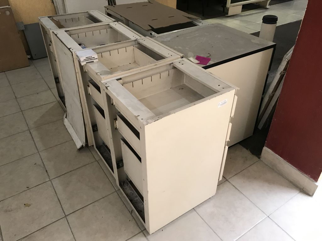 Lote 128 Estación de trabajo para 14 personas y archiveros metálicos - Imagen 22