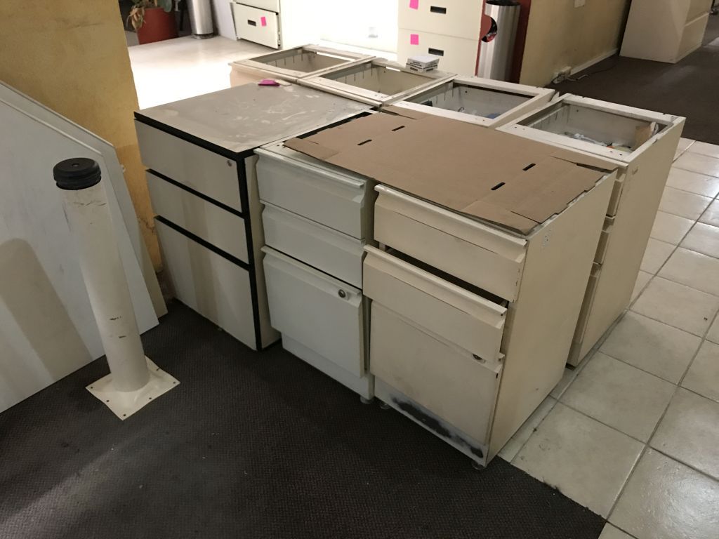 Lote 128 Estación de trabajo para 14 personas y archiveros metálicos - Imagen 8