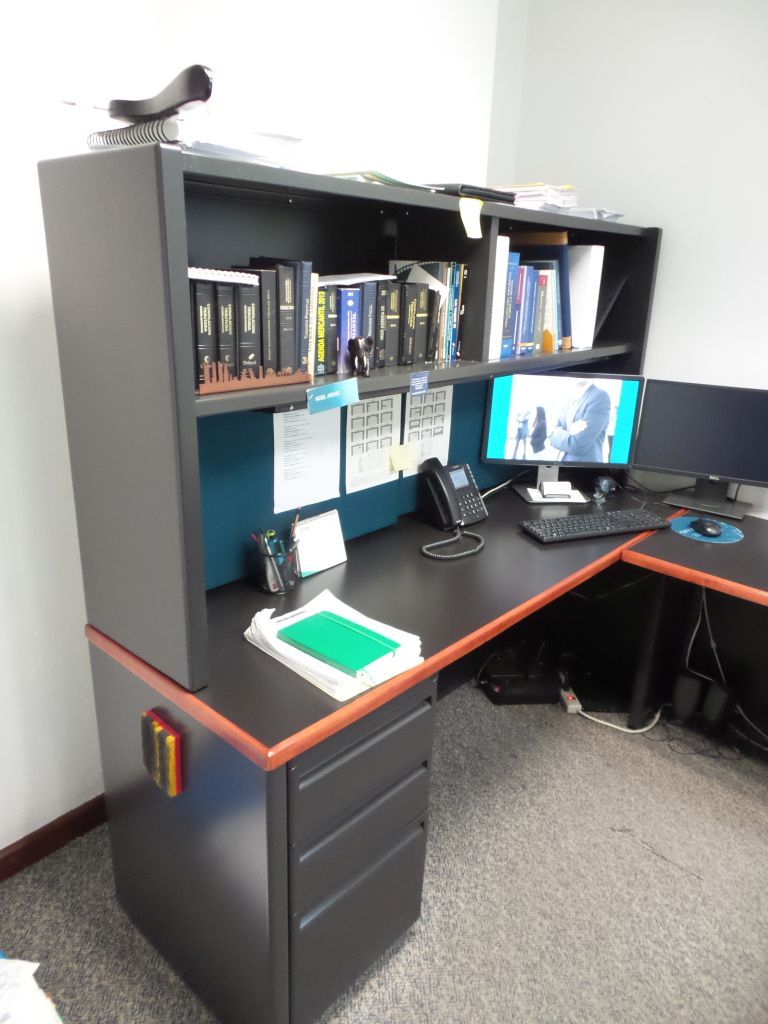 Lote 010 - Oficina ejecutiva que contiene escritorio, archivero y credenza - Imagen 4