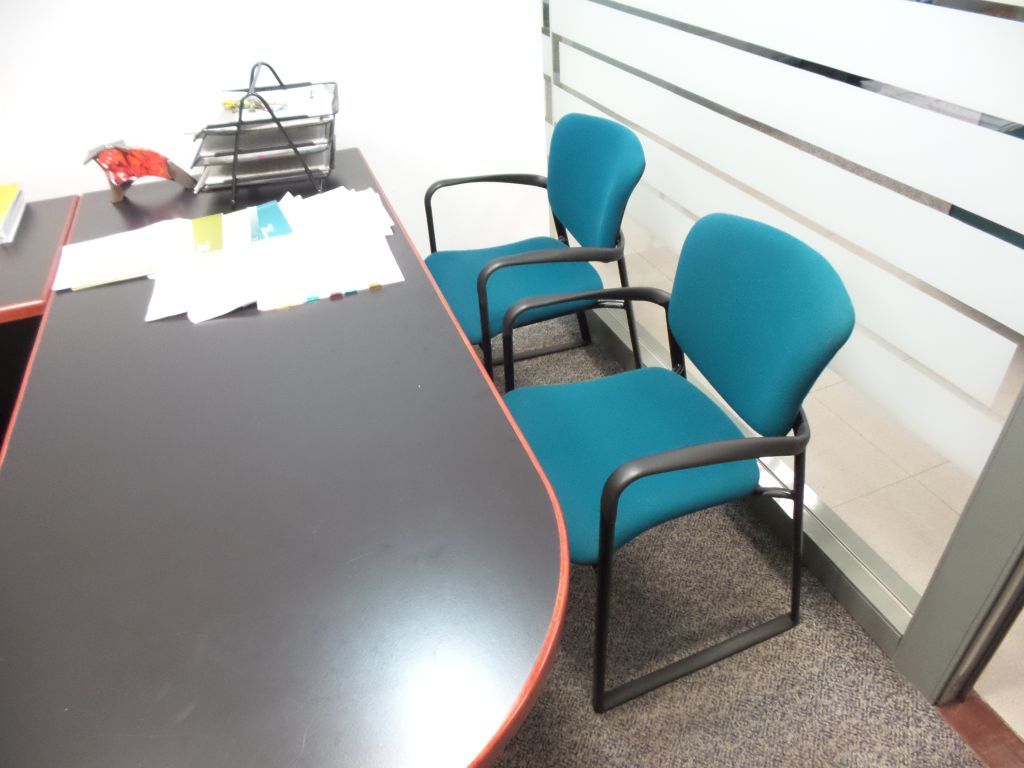 Lote 010 - Oficina ejecutiva que contiene escritorio, archivero y credenza - Imagen 8