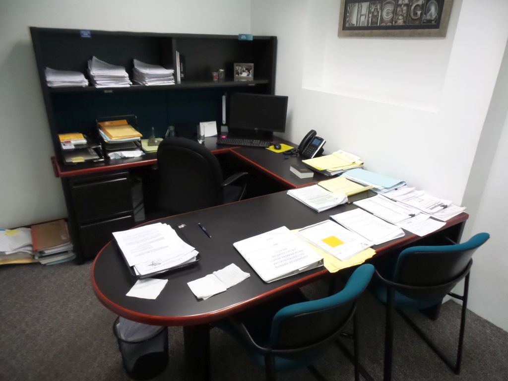 Lote 025 - Oficina ejecutiva que contiene escritorio, archivero y credenza - Imagen 2
