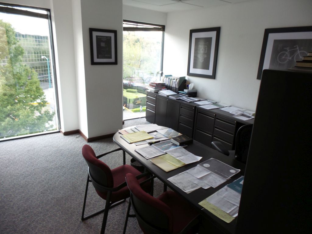 Lote 033 - Oficina de dirección que contiene escritorio, librero, archivero y credenza - Imagen 3