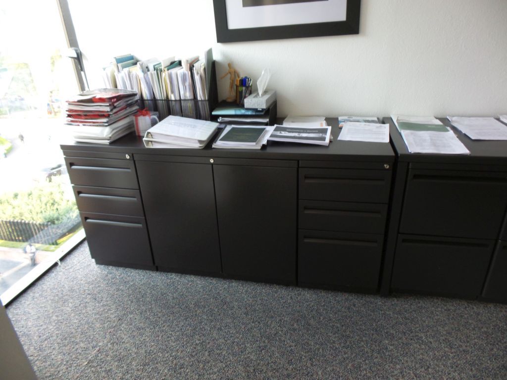 Lote 033 - Oficina de dirección que contiene escritorio, librero, archivero y credenza - Imagen 4