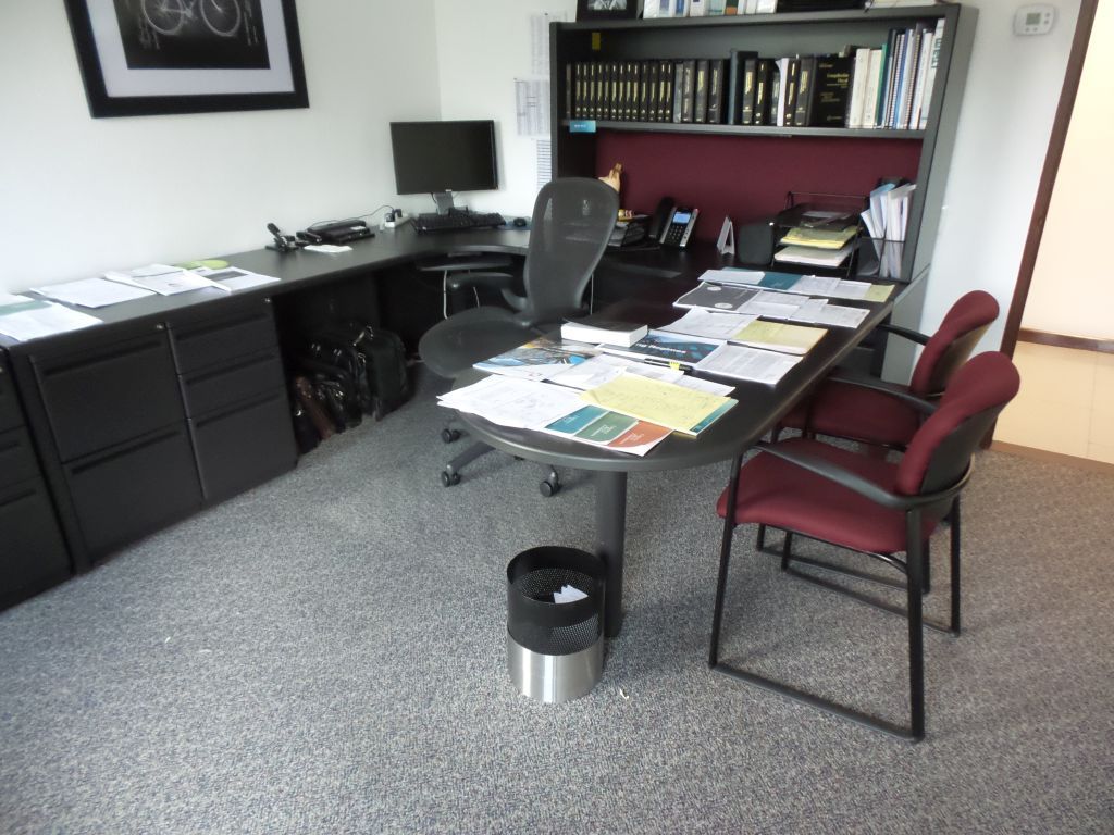 Lote 033 - Oficina de dirección que contiene escritorio, librero, archivero y credenza - Imagen 5
