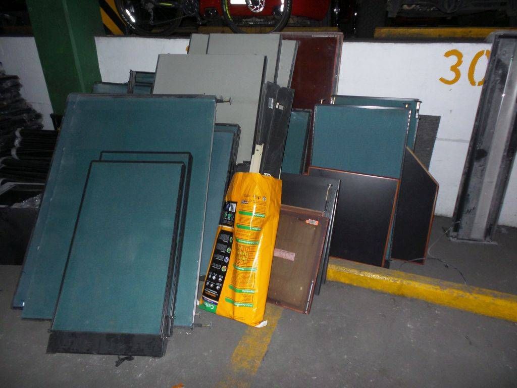 Lote 016 - Piezas de estacion de trabajo, archiveros, piezas metalicas de archivo - Imagen 9
