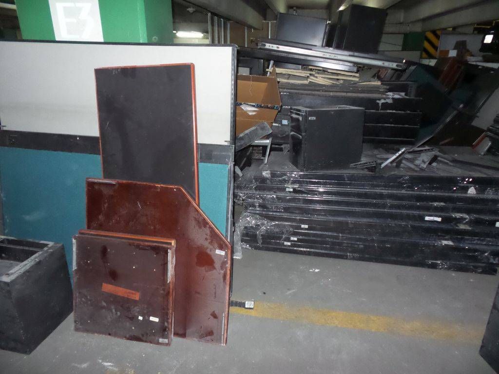 Lote 016 - Piezas de estacion de trabajo, archiveros, piezas metalicas de archivo - Imagen 4
