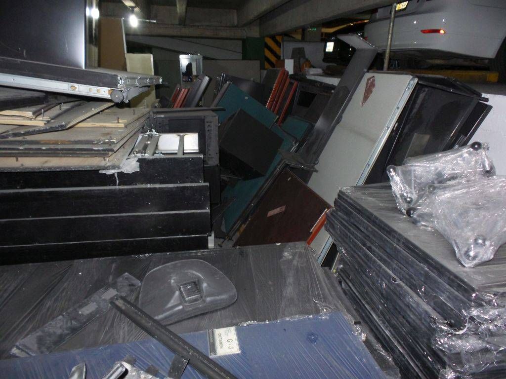 Lote 016 - Piezas de estacion de trabajo, archiveros, piezas metalicas de archivo - Imagen 13