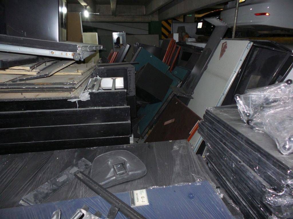 Lote 016 - Piezas de estacion de trabajo, archiveros, piezas metalicas de archivo - Imagen 14