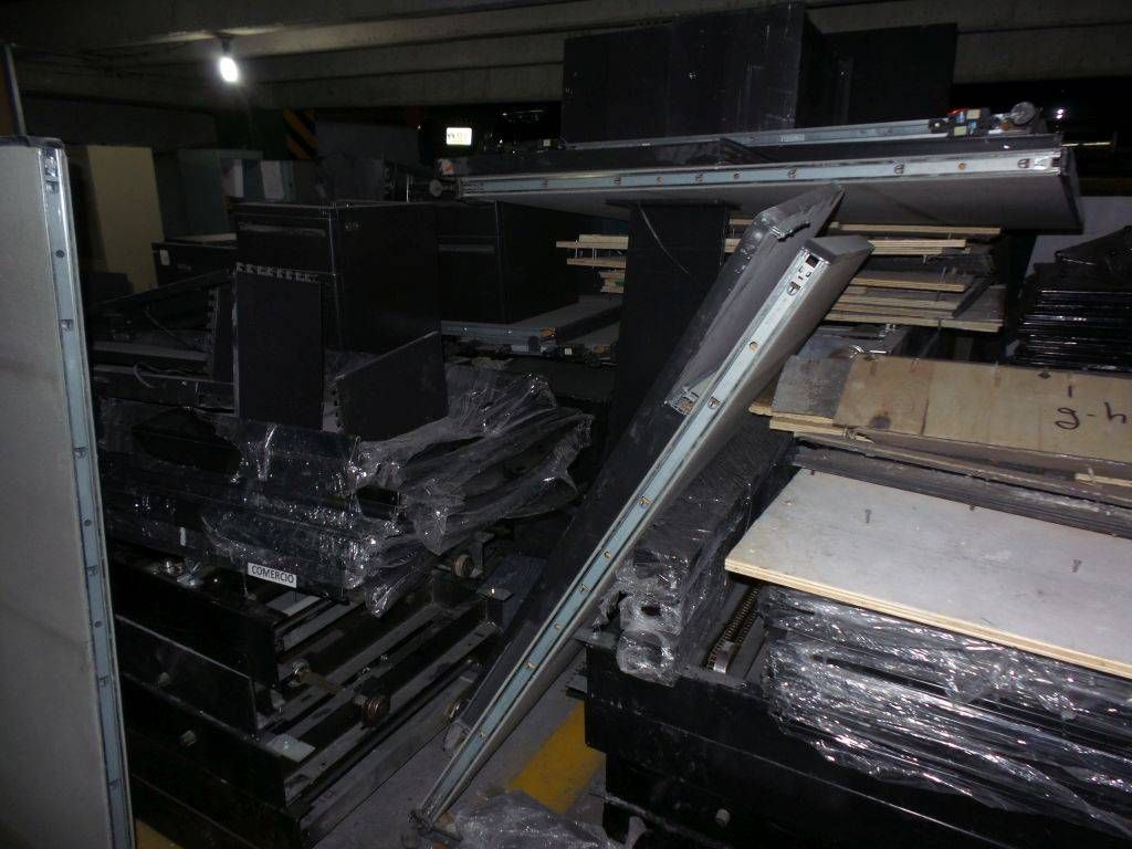 Lote 016 - Piezas de estacion de trabajo, archiveros, piezas metalicas de archivo - Imagen 17