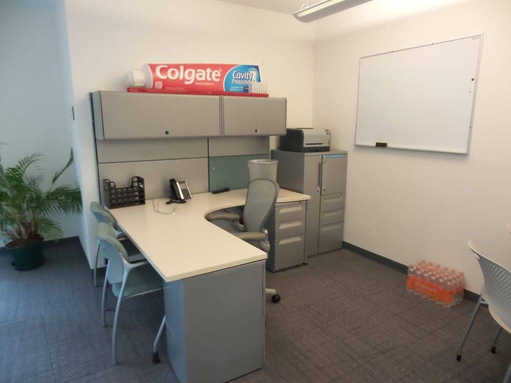 Lote 005 - Escritorio en escuadra con archiveros y gabinetes