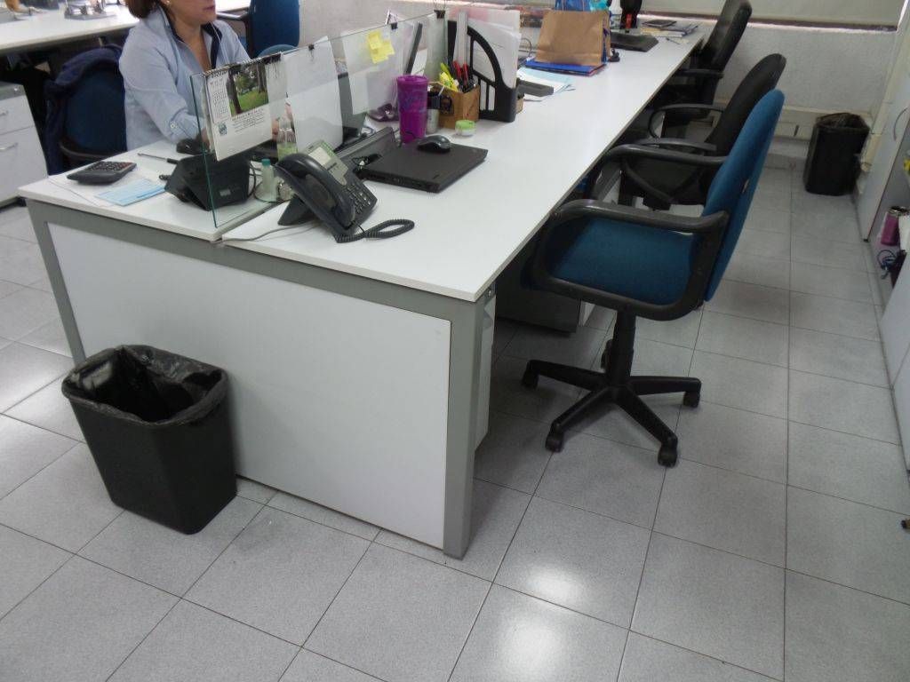Lote 006- Estación de trabajo para 6 personas con gabientes metálicos - Imagen 2