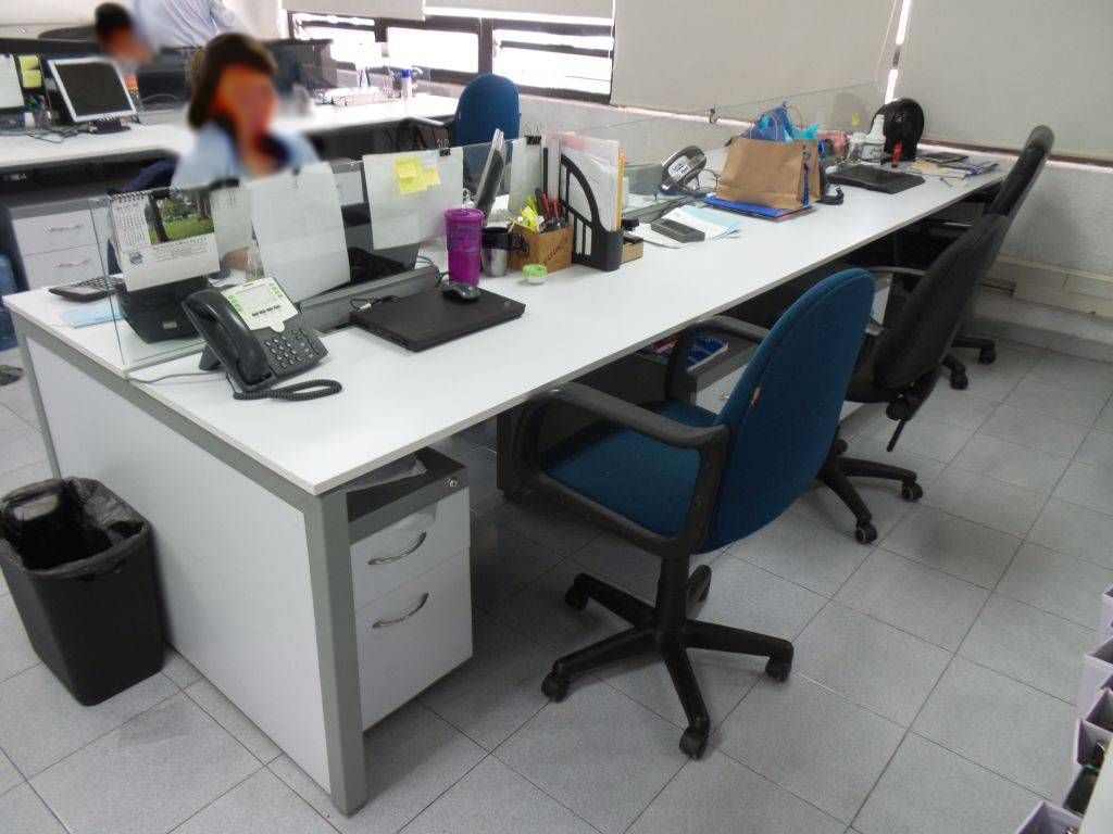 Lote 006- Estación de trabajo para 6 personas con gabientes metálicos