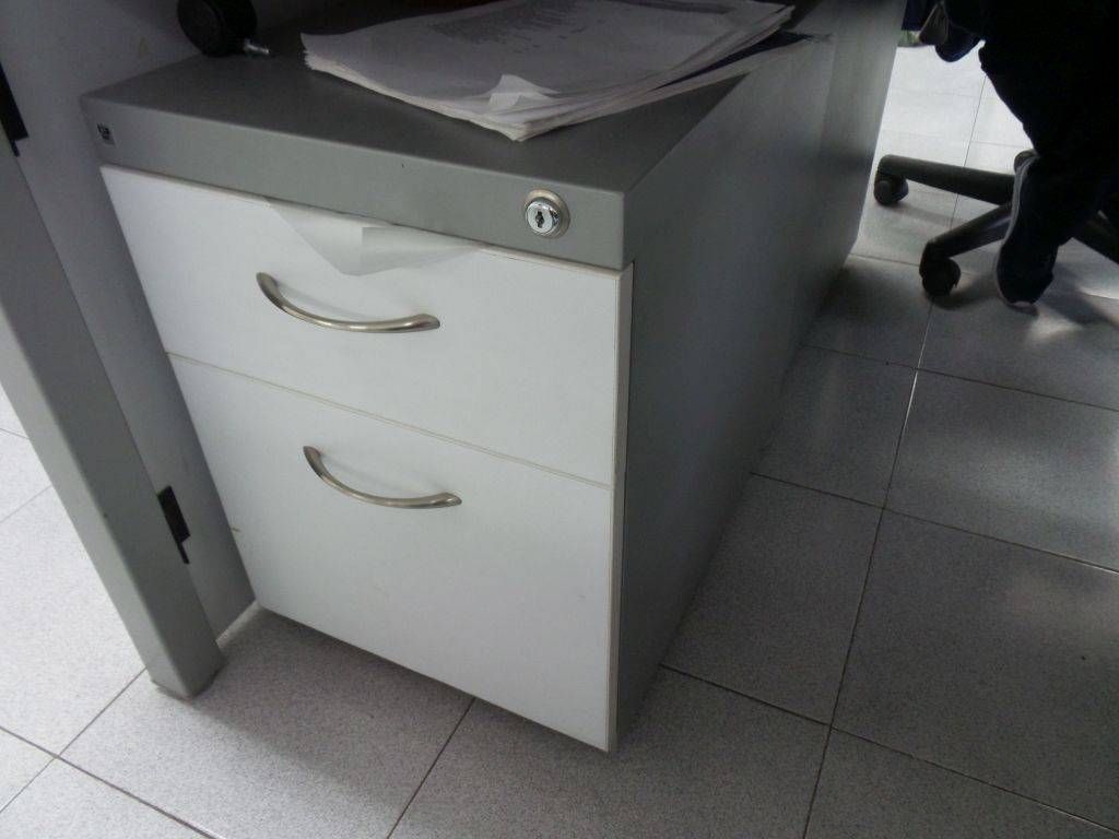 Lote 006- Estación de trabajo para 6 personas con gabientes metálicos - Imagen 5