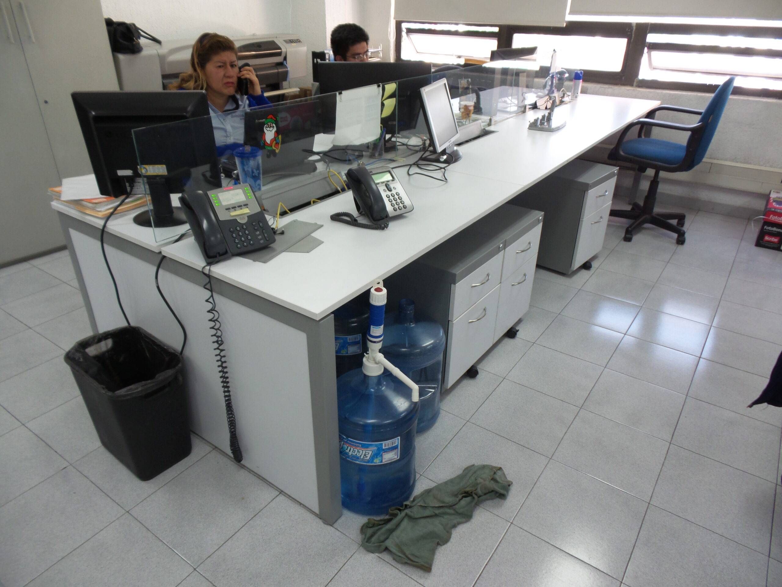 Lote 008 - Estación de trabajo para 6 personas con mesa redonda - Imagen 2