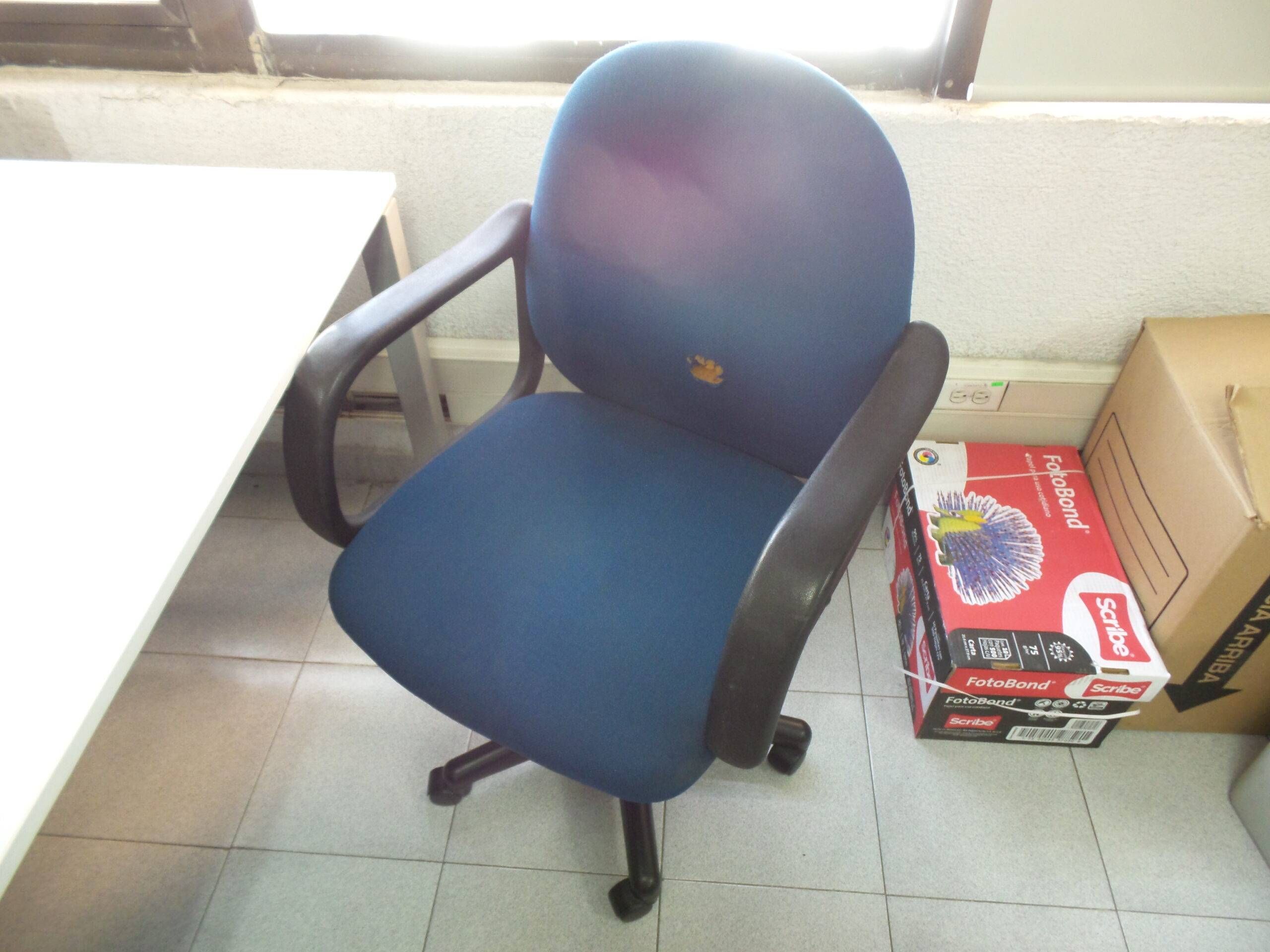 Lote 026 - 5 Sillas operativas grandes en tela color azul - Imagen 3