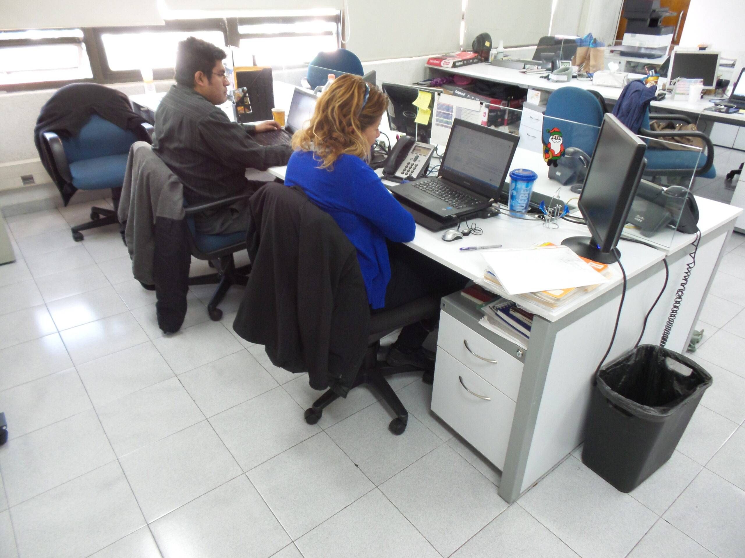 Lote 008 - Estación de trabajo para 6 personas con mesa redonda - Imagen 3