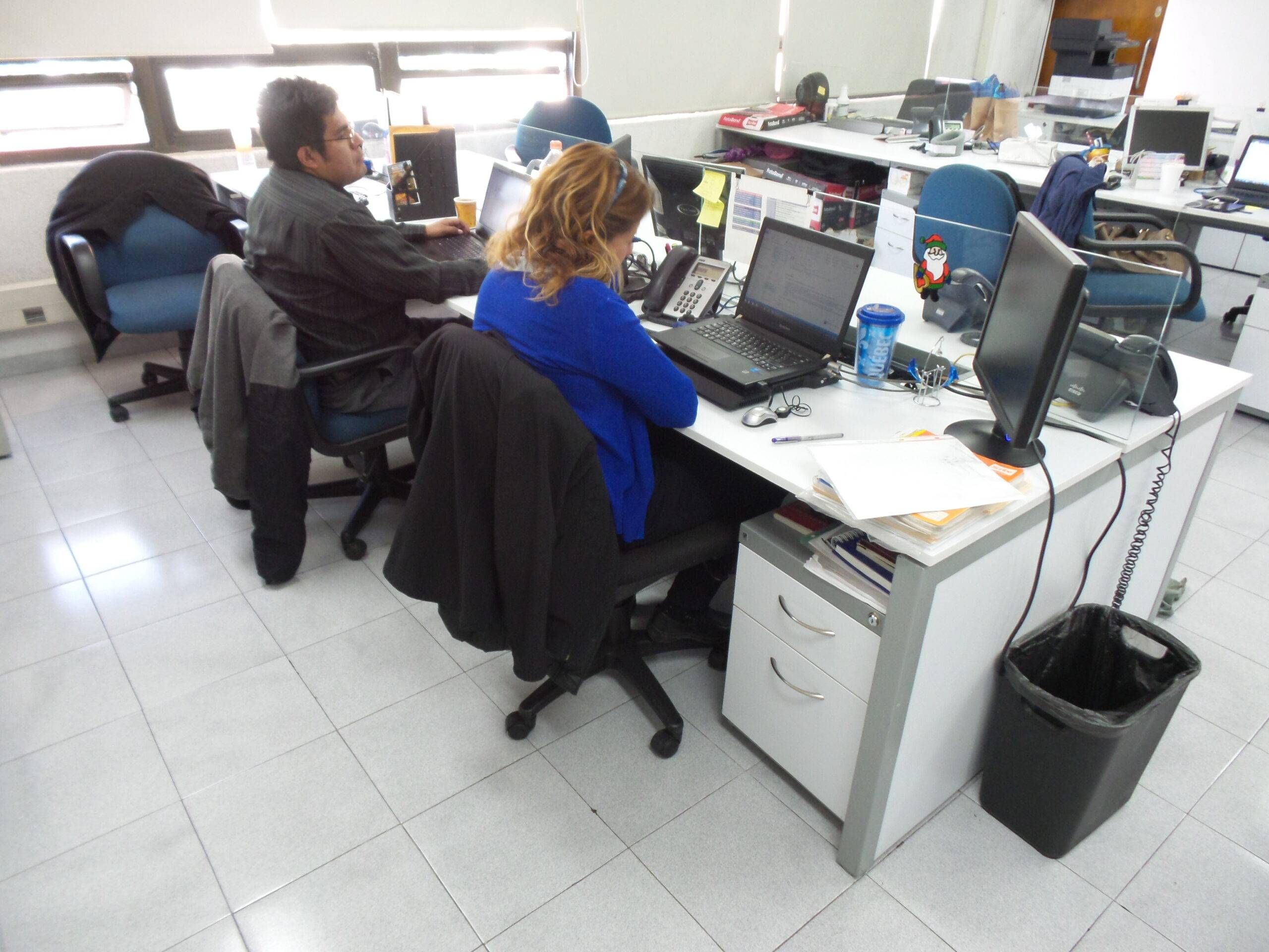 Lote 008 - Estación de trabajo para 6 personas con mesa redonda - Imagen 4