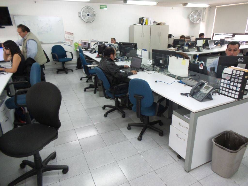 Lote 007- Estación de trabajo para 10 personas con 2 archiveros