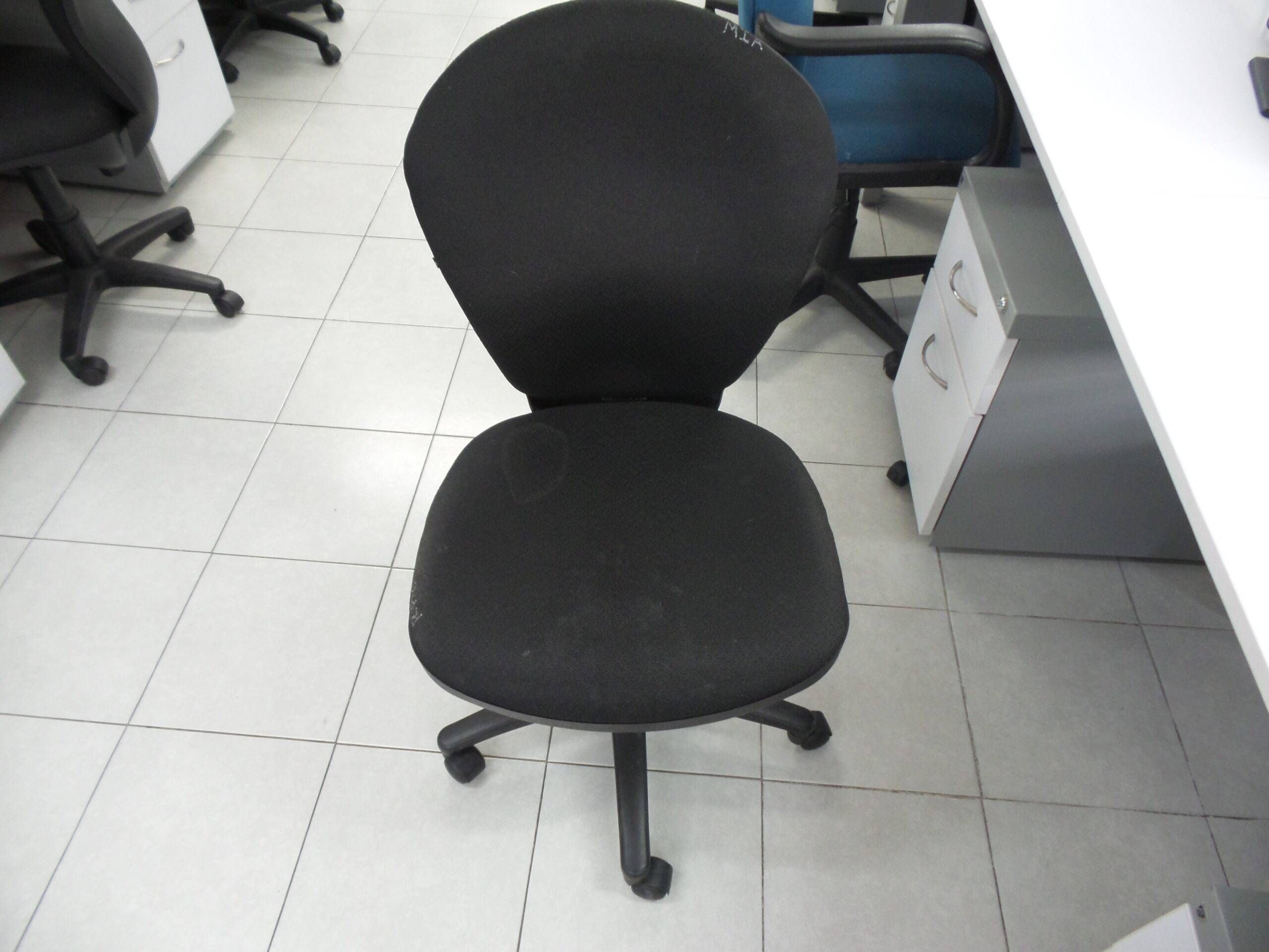 Lote 028 - 10 Sillas sin decanza brazos ( operativas en tela color negra )