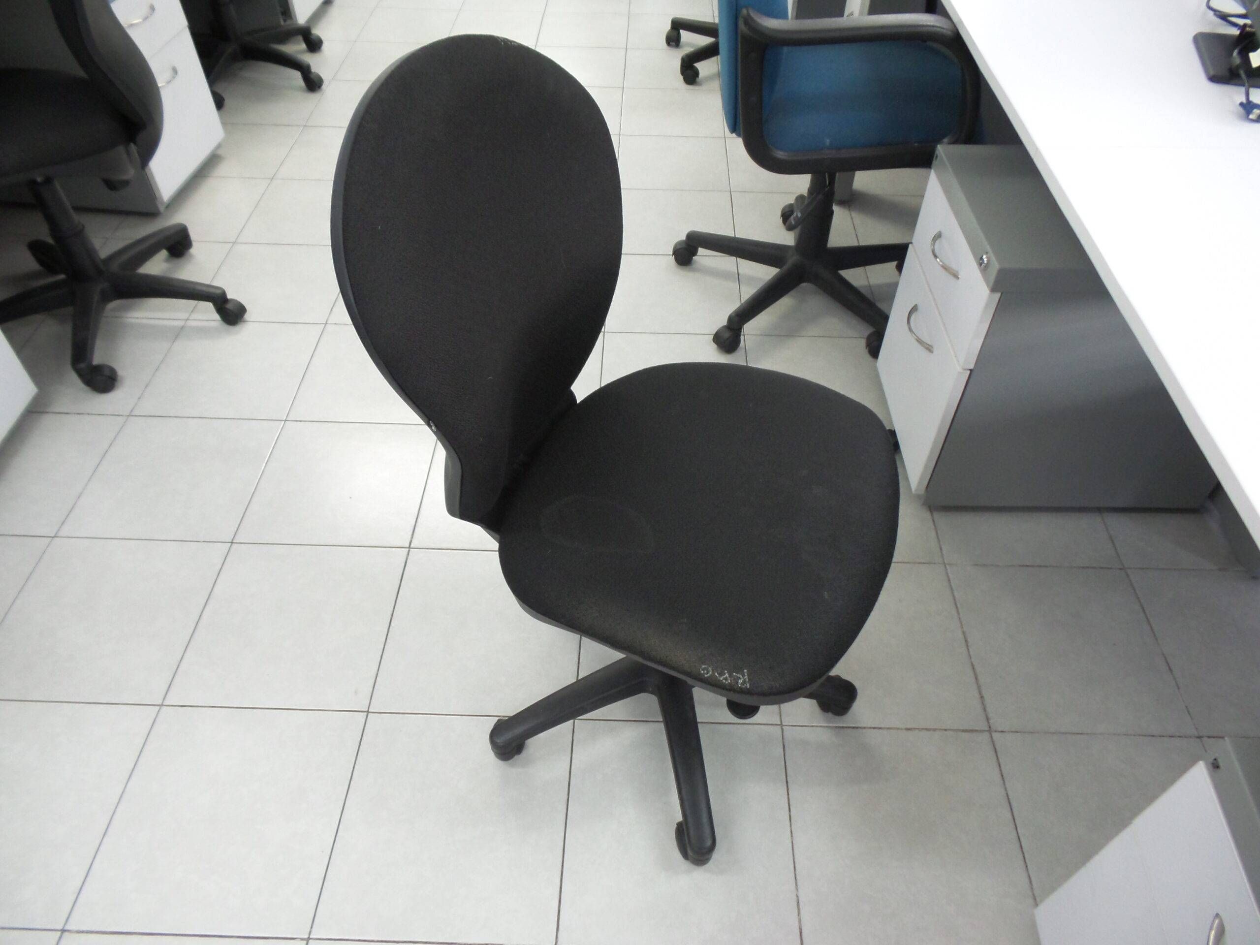 Lote 028 - 10 Sillas sin decanza brazos ( operativas en tela color negra ) - Imagen 3
