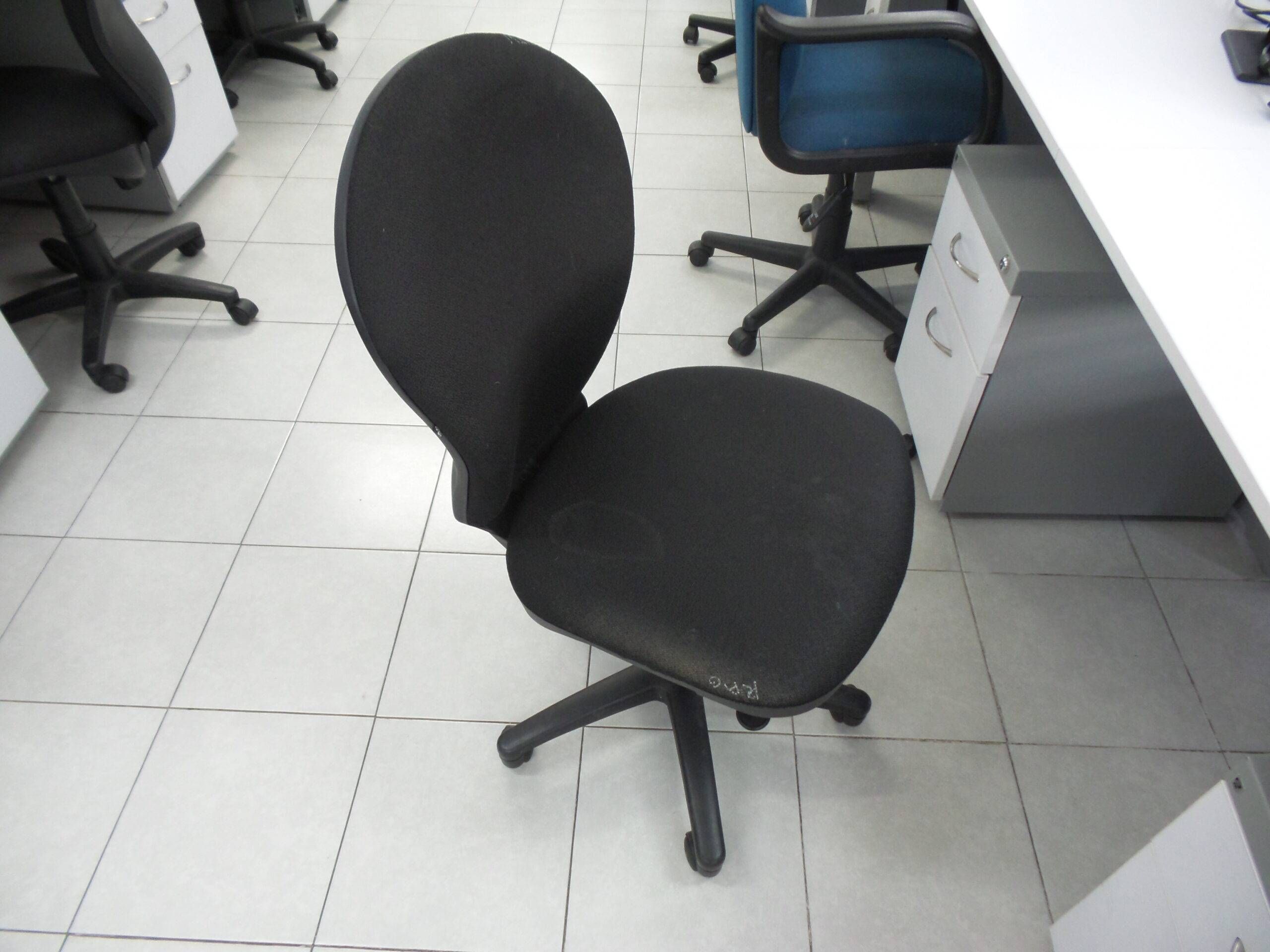 Lote 028 - 10 Sillas sin decanza brazos ( operativas en tela color negra ) - Imagen 4