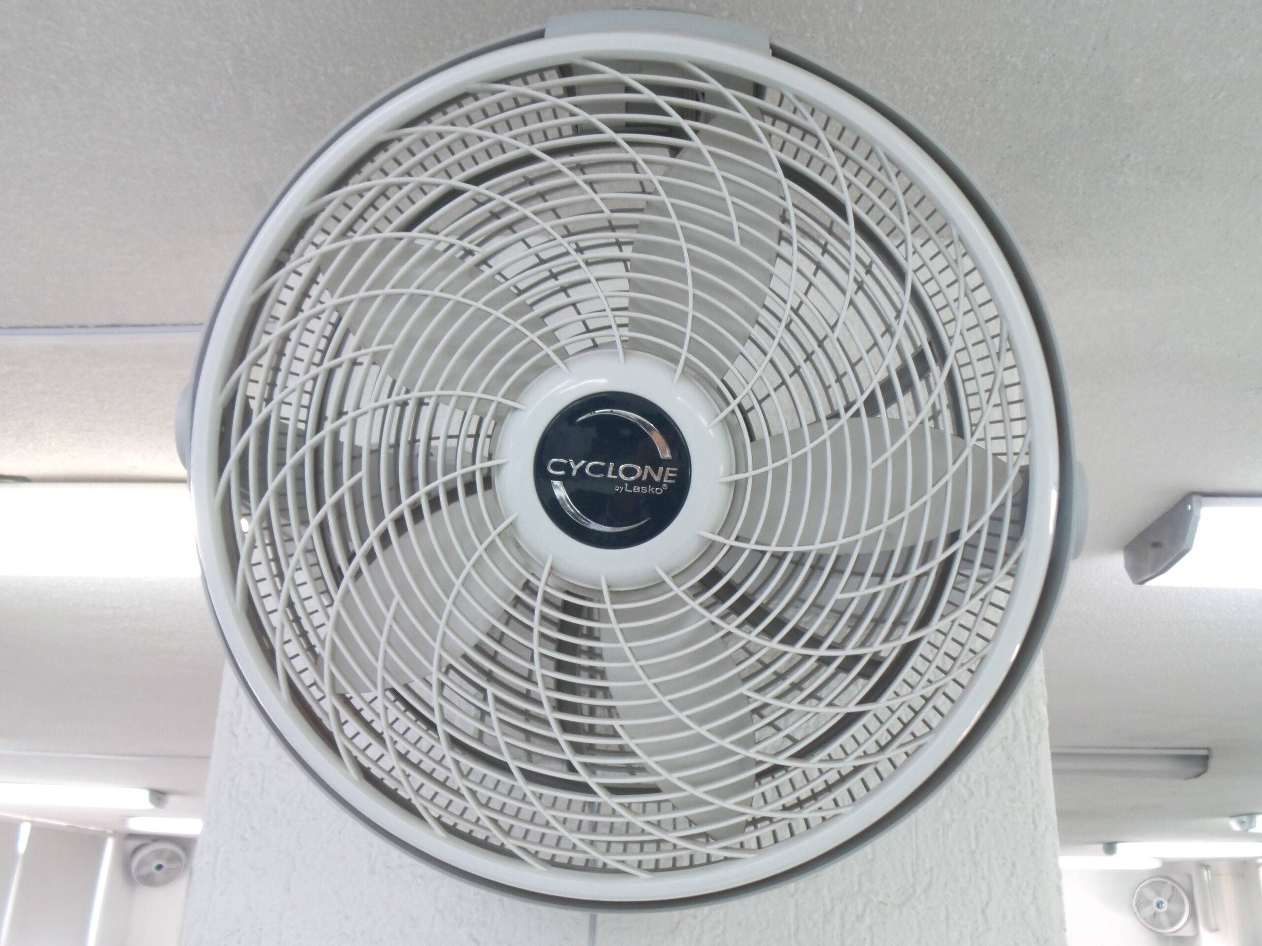 Lote 010 - 5 Ventiladores ( 4 blancos mismo modelo y un negro)